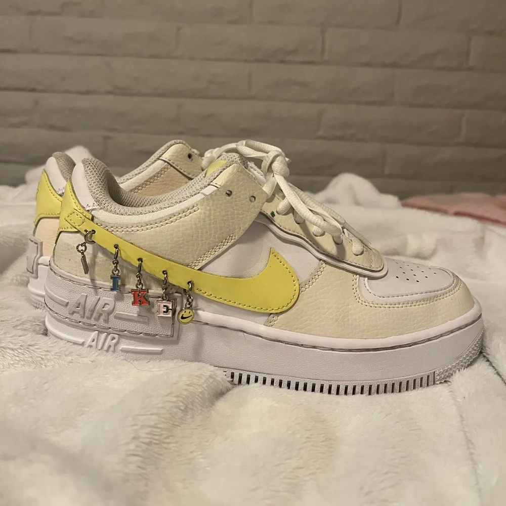 NIKE AIR FORCE WOMENS SIZE 7 CHARMS - Picture 5 of 7